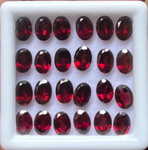 Granate Natural de Mozambique, Corte Ovalado de 5x7mm, Gema Suelta Colombiana con Cambio de Color, Certificada por Terceros para Joyería - Product Image 1