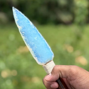 ดาบปลายหอกคริสตัลโอปาไลต์ทำมือขนาดใหญ่พิเศษ ของตกแต่งทางจิตวิญญาณ ด้ามไม้แกะสลักหิน งานฝีมือหินแกะสลัก ของตกแต่ง - Product Image 4