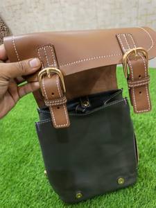 Sac à dos unisexe de luxe personnalisé en cuir véritable bicolore léger avec cadre externe et bandoulière antivol pour femme – Collection été - Product Image 3
