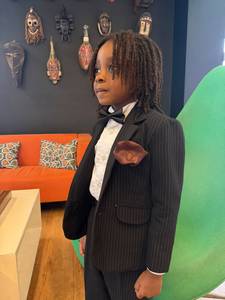 Costume de smoking noir à rayures fines pour homme avec ensemble de costume formel assorti pour garçons pour mariage, fête et occasions spéciales - Product Image 4