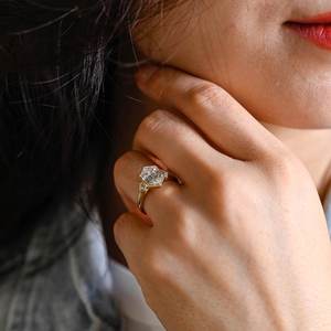 Anillo de compromiso de 2.52 CT con corte hexagonal, cultivado en laboratorio, con engaste de bisel y tres piedras, para mujer, de oro macizo de 14K, para regalo de promesa nupcial. - Product Image 4
