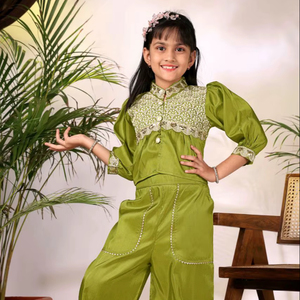 Conjunto de Top Bordado Étnico Verde de Moda con Pantalones Palazzo para Niñas – Ropa de Fiesta con Lentejuelas - Product Image 1