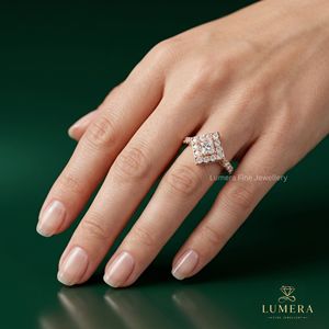 Bague géométrique ronde avec halo de diamants et accent en forme de cerf-volant, bande micro-pavée droite polie, bague minimaliste pour petite amie - Product Image 4