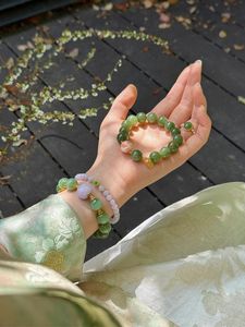 Pulsera de Resina de Moda de Lujo con Acabado de Alta Calidad, Accesorio Premium para la Muñeca para Mujeres en Todo el Mundo - Product Image 1