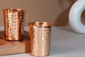 Verres à boire en cuivre gravés, design personnalisé, gobelets métalliques pour eau, jus, cocktails, durables, réutilisables, pour cuisine et bar. - Product Image 2