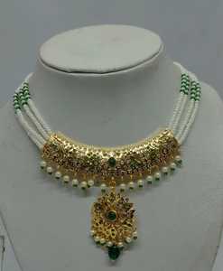 Glamuroso Conjunto de Collar con Colgante Kundan Chapado en Oro con Detalles de Esmeralda Verde y Gargantilla de Perlas Blancas de Múltiples Hilos - Product Image 6