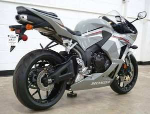 CBR600RR 600ซีซี รถจักรยานยนต์สปอร์ตแบบ EFI พร้อมแฟริ่งเต็มคัน ความเร็วสูงสุด >80 กม./ชม. กำลังไฟ 501-1000 วัตต์ สำหรับผู้ใหญ่ ขับขี่แข่งบนถนน - Product Image 3