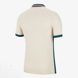 Material suave y elástico para comodidad durante todo el día. Jersey de fútbol con cuello clásico para un estilo retro. - Product Image 5