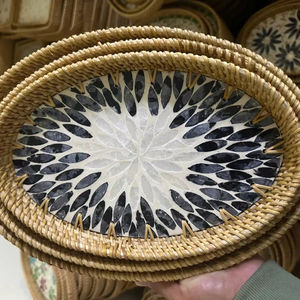 Plateau artisanal en nacre et rotin pour service décoratif et organisation, artisanat traditionnel du Vietnam - Product Image 1