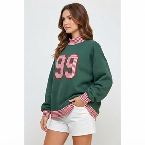 Sudadera Gris de Cuello Alto para Mujer al por Mayor con Ribete de Guingán Rosa y Aplique del Número 77, Manga Larga, Estilo Casual - Product Image 3