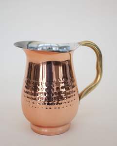 Jarra de Cobre de Lujo para Servir Agua con Asa de Latón, Jarra Premium para Bebidas, Suministro para Hoteles, Restaurantes, Catering y Cocina - Product Image 1