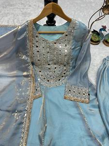 Conjunto de Fiesta de Diseño en Seda Frandy con Bordado, Top con Dhoti y Dupatta - Product Image 5