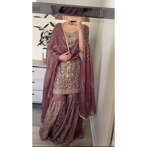 Conjunto de Fiesta de Diseño con Top de Satén, Pantalones Plazzo y Dupatta con Bordado Intenso - Product Image 4