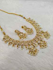 ชุดเครื่องประดับทองเหลืองคลาสสิกสุดหรูสำหรับผู้หญิงสร้อยคอแบบอินเดียประกายสำหรับงานแต่งงานและงานเลี้ยง - Product Image 4