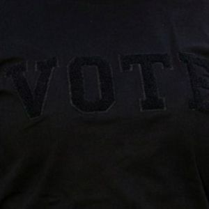 T-shirt graphique personnalisé pour femme VOTE, manches courtes, col rond, coupe décontractée unisexe, haut imprimé pour la sensibilisation électorale, mode quotidienne - Product Image 4