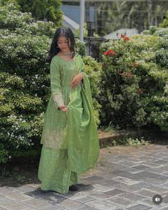 Ensemble Kediya et Sharara en soie Cinon de qualité supérieure, entièrement cousu, prêt à porter, vêtements ethniques de créateur pour les occasions festives et les mariages. - Product Image 1