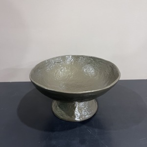 Plateau de design artisanal moderne en aluminium avec finition dorée, design multi-usages et revêtement élégant - Product Image 4