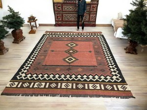 Tapis rectangulaire artisanal en laine tufté à la main, motif géométrique Kilim, écologique, pour salon, à poils moyens, nettoyage localisé, par Krafterscustom - Product Image 6