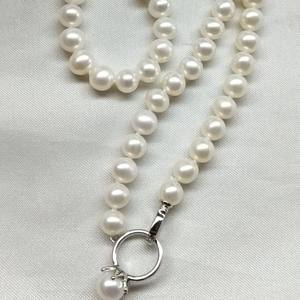 สร้อยคอปุ่มรูปผีเสื้อสองสีทองและเงิน ประดับด้วยไข่มุกน้ำจืดขนาด 7-8 มม. ทรงเกือบกลม ไม่ผ่านการแปรรูปด้วยสารเคมี - Product Image 4