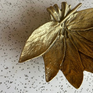 Magnifique plateau en laiton en forme de feuille, idéal pour organiser les bijoux, pour la présentation et les cadeaux, plateau décoratif en métal, fabriqué à la main en Inde. - Product Image 6