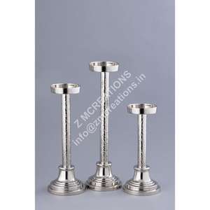 Ensemble de 3 bougeoirs coniques en argent poli miroir, modernes et faits à la main, en métal, pour mariages et décorations de table de Noël - Product Image 1