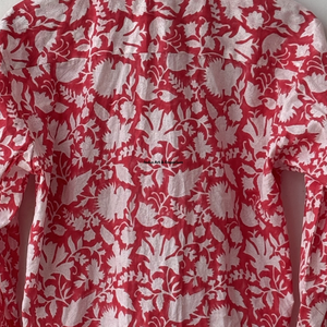 เสื้อเชิ้ตพิมพ์ลายดอกไม้สำหรับผู้หญิง สไตล์ลำลอง ผ้าฝ้ายเนื้อนุ่ม คอปกติดกระดุม ระบายอากาศได้ดี เหมาะสำหรับฤดูร้อน สีแดงขาว ลดราคา - Product Image 6