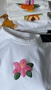 เสื้อยืดผ้าฝ้ายสีขาวปักลายดอกไม้ผีเสื้อแบบแพทช์เวิร์คน่ารักสำหรับฤดูร้อนใหม่ งานฝีมือทำมือ ระบายอากาศได้ดี - Product Image 6