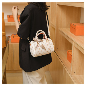 Bolso Boston Clásico Retro de Moda - Bolso de Hombro Multiusos Duradero con Correa Única y Cierre de Cremallera para Compras y Actividades al Aire Libre - Product Image 3