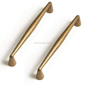 Poignée en métal brossé conçue pour l'installation de portes et tiroirs de cuisine contemporains, décoration intérieure - Product Image 1