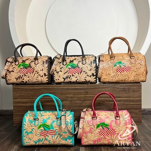 Sacs de voyage rustiques en cuir rose véritable, faits à la main, avec motif floral sculpté, élégants, à motif cerise, unisexes, sacs de voyage rapides - Product Image 1