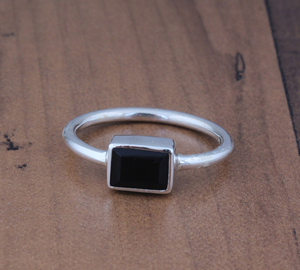 Anillo de Plata de Ley 925 con Engaste de Bisel, Ónix Negro de Corte Brillante, Anillo Hecho a Mano, Estilo Boho Clásico, Anillo Solitario Delicado, Certificado - Product Image 5