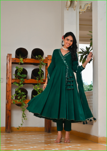 Conjunto de Kurta y Dupatta Mul Angrakha en Verde Botella - Product Image 6