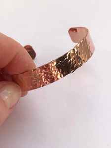 กำไลข้อมือรูปหัวใจอลูมิเนียมสำหรับผู้หญิง แบบแม่เหล็ก ทำด้วยมือ ของขวัญแปลกใหม่จากอินเดีย - Product Image 3