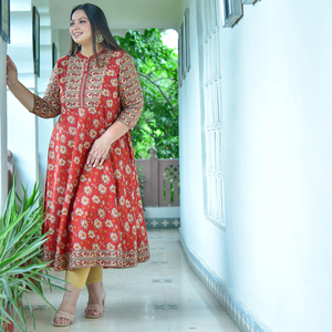 Kurta Anarkali en coton marron avec encolure en dentelle, col mandarin, manches trois-quarts, longueur genou, grande taille pour femme, vente en gros - Product Image 5