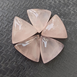 Cabujón de Cuarzo Rosa Natural en Forma de Triángulo, Piedra Suelta Calibrada para Joyería - Product Image 1