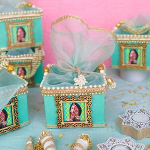 Élégant panier à dragées artisanal, conçu dans un bleu aqua apaisant, idéal pour les mariages indiens, les mehendi, les haldi et les sangeet. - Product Image 1