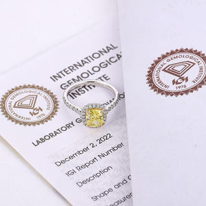Anillo de compromiso unisex con diamante amarillo claro de corte cojín, cultivado en laboratorio, certificado IGI, chapado en oro, con halo y banda pavé. - Product Image 3