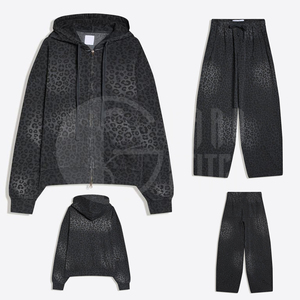 Conjunto deportivo unisex con estampado de leopardo, chaqueta con cremallera y pantalones acampanados de 2 piezas, estilo urbano con estampado animal. - Product Image 1