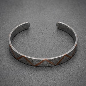 Bracelet manchette en acier Damas forgé à la main avec incrustation de cuivre – Bijou moderne d'inspiration viking en forme de lune – Cadeau pour homme - Product Image 4