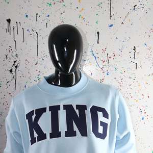 Sudadera KING SKY BLUE con cuello alto, 100% azul oscuro, con apliques bordados, cuello ancho, hilos finos. - Product Image 5