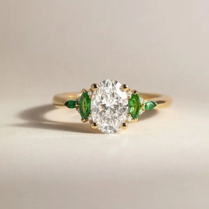 Anillo de Compromiso de Oro Amarillo de 14K con Diamante Ovalado Cultivado en Laboratorio de 1.50CT, Piedras Laterales de Esmeralda Verde en Forma de Marquesa y Pera, Lujoso/Elegante, Venta al Por Mayor - Product Image 1