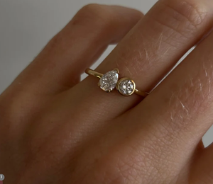 Bague de fiançailles à deux pierres en or blanc, jaune et rose 14 carats, diamant de laboratoire taille Asscher et émeraude, tendance - Product Image 3