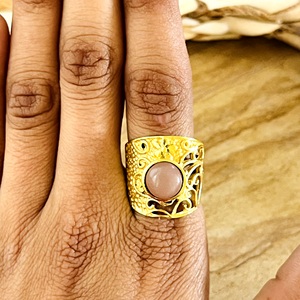 Dernier design Bague bohème en laiton plaqué or 18 carats pour femme, avec filigrane, pierre de lune pêche et motifs floraux tribaux, Bijoux vintage, Vente en gros/OEM - Product Image 3