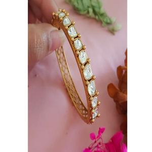 ชุดกำไลข้อมือสองชิ้นเคลือบทองหรูหรา ดีไซน์โบราณ ประดับด้วยโมอิสซาไนต์คุณภาพพรีเมียม พร้อมดีเทลแบบด้าน ให้ลุคทันสมัย โดดเด่นด้วยประกายระยิบระยับ - Product Image 1