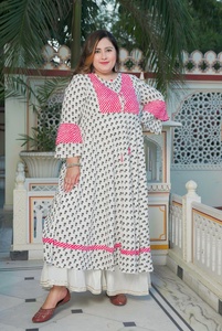 Kurti Anarkali de rayón con estampado floral blanco, con cuello con abertura y mangas acampanadas, para la moda femenina de talla grande. - Product Image 1