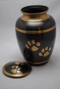 Urne funéraire pour animaux de compagnie en métal noir avec motif de patte dorée, couvercle sécurisé et corps arrondi pour le stockage des cendres commémoratives - Product Image 4