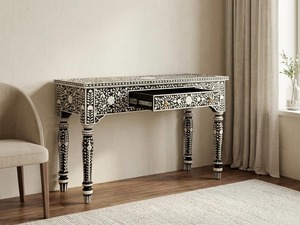 Mesa Consola Artesanal con Incrustaciones de Hueso, Diseño Floral en Blanco y Negro, Estilo Bohemio, Mueble Decorativo para Entrada - Product Image 2