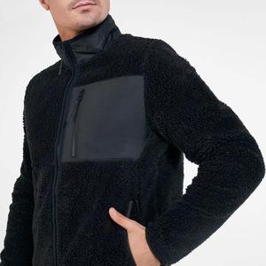 Veste en polaire sherpa noire personnalisée avec poches contrastées sur la poitrine, col montant, fermeture éclair intégrale, poches avant pour les marques de vêtements américaines, britanniques et européennes - Product Image 2