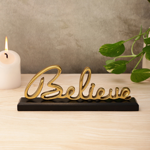 Sculpture de table moderne en aluminium doré avec inscription, statue décorative en métal sur base noire pour salon, thème Famille et Amour - Product Image 3