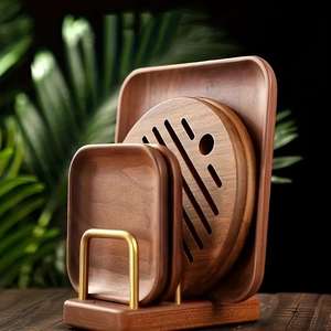 Juego de bandejas para cables de madera con ranuras curvas y estante superior para un almacenamiento organizado en la encimera - Product Image 1